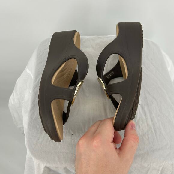 Women's Brown Gold Crocs Sanrah Strappy Platform Wedge Slip On Sandals Sz 8M - Picture 3 of 6